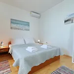 Laura, No 3 *