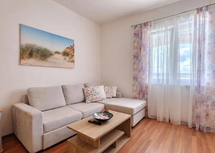 Apartment Laura, No 3 Maslenica