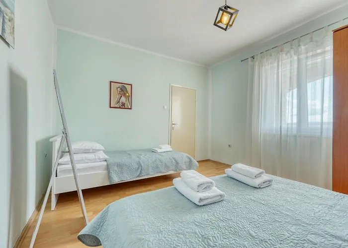Laura, No 3 Apartment