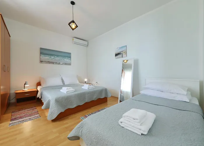 Laura, No 3 Apartment Maslenica